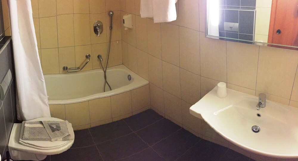 Studio, Pool View - Bathroom