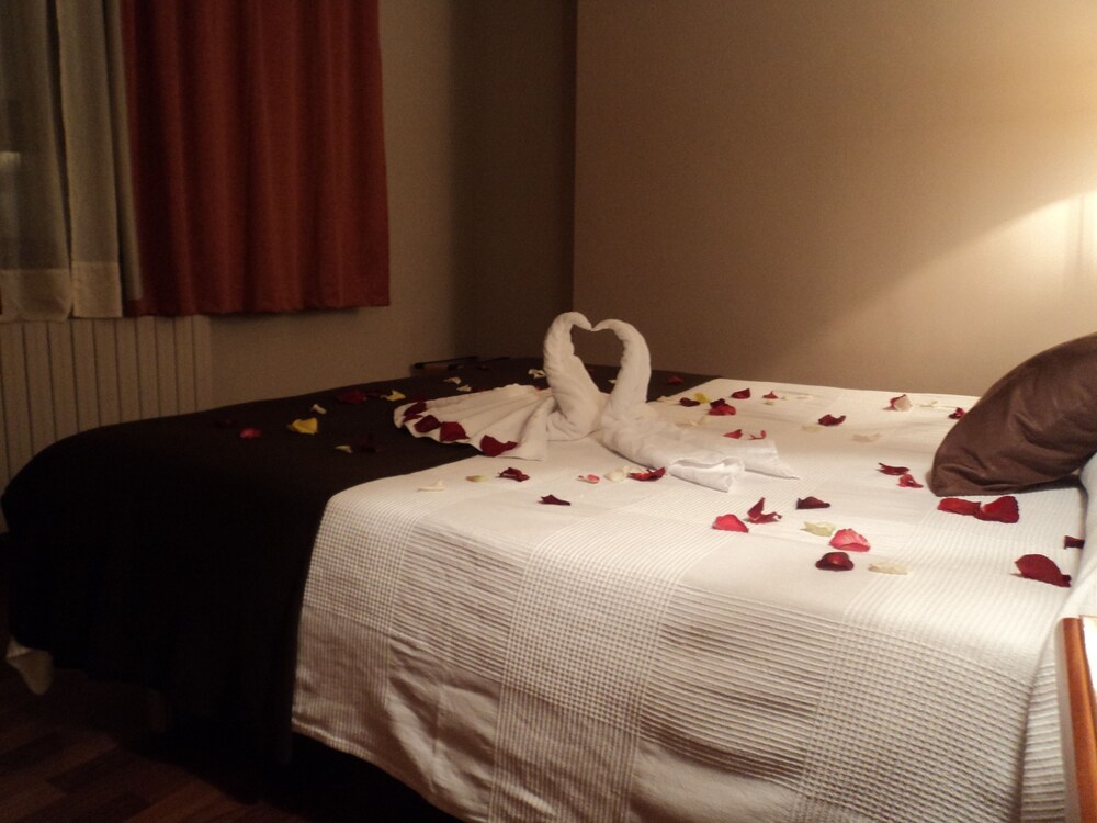 Romantic Apartment, Jetted Tub - Guestroom