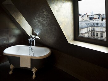 Deep Soaking Bathtub