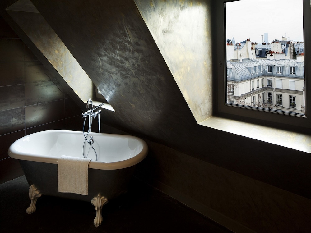 Deep Soaking Bathtub