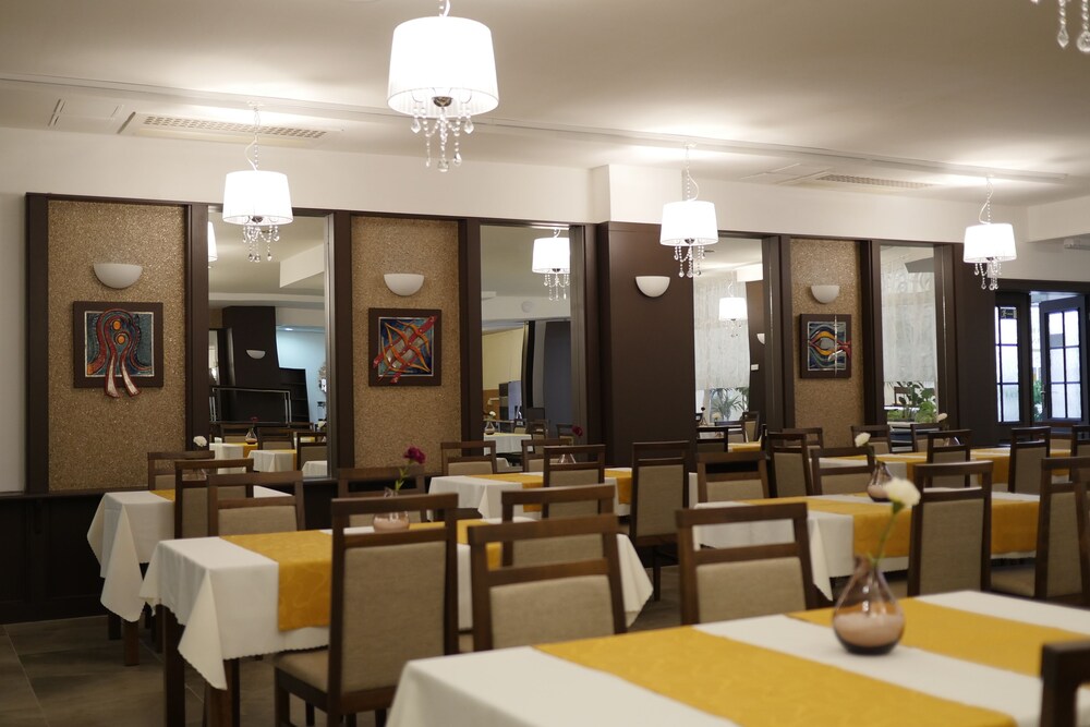 Food Court