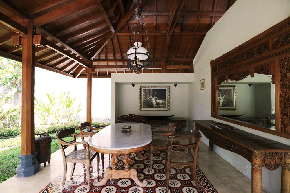Executive Lounge