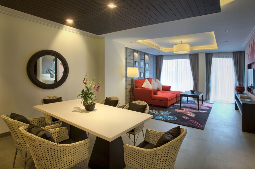 Suite (Garden) - In-Room Dining