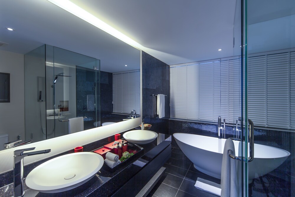 Suite (Garden) - Bathroom