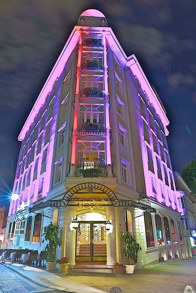 Hotelfassade am Abend/bei Nacht