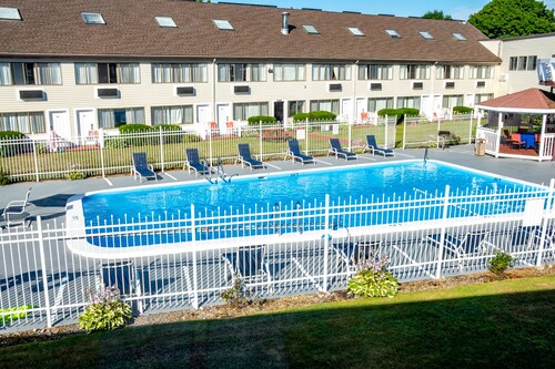 Admiralty Inn & Suites