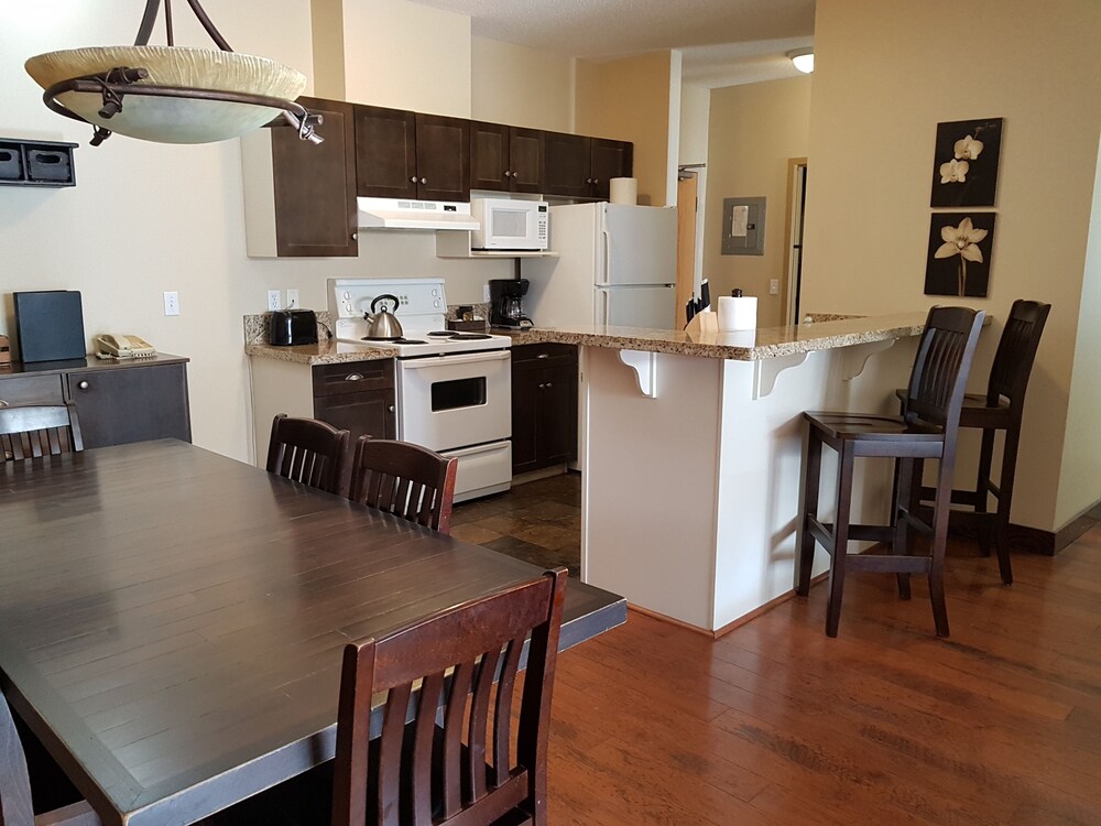 Luxury Condo, 2 Bedrooms, Accessible, Balcony - In-Room Kitchenette