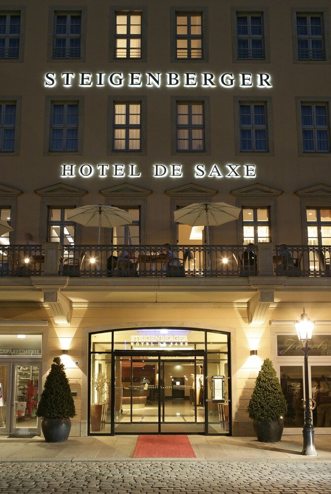 Hotelfassade am Abend/bei Nacht