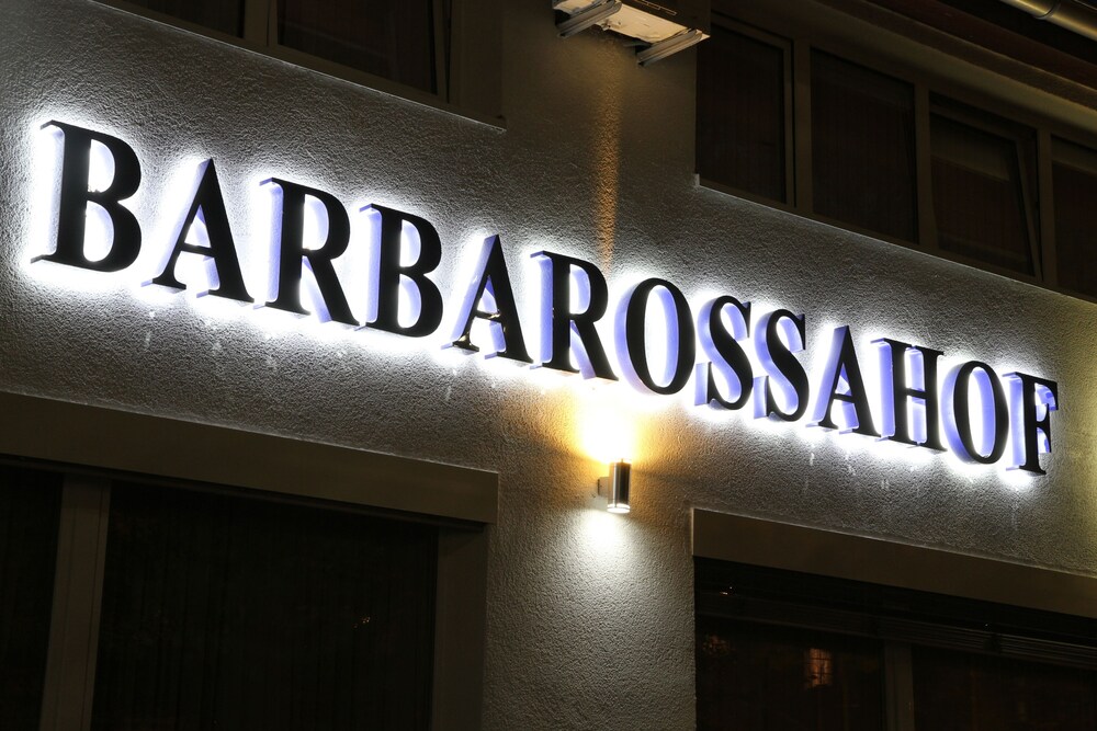 Hotelfassade am Abend/bei Nacht