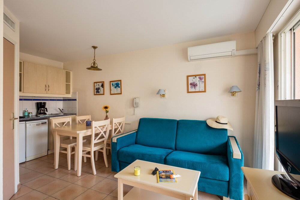 Standard Studio for 4/5 people Air-conditioned - Living Area