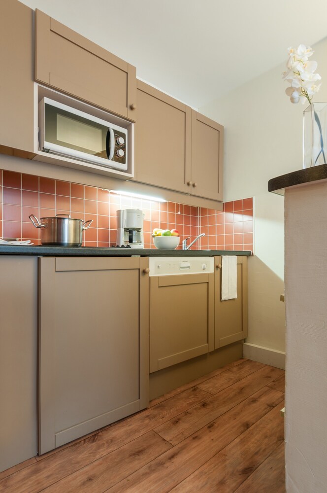 Standard 1 Bedroom Apartment for 4/5 people - In-Room Kitchen