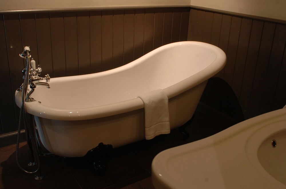 Deep Soaking Bathtub