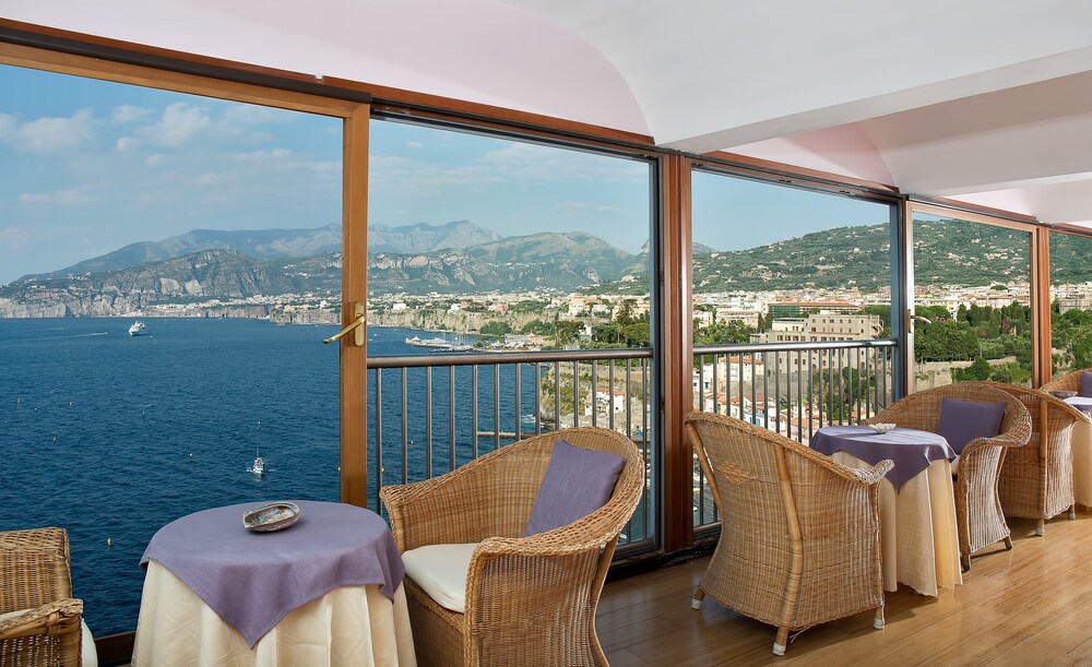 Hotel Lounge