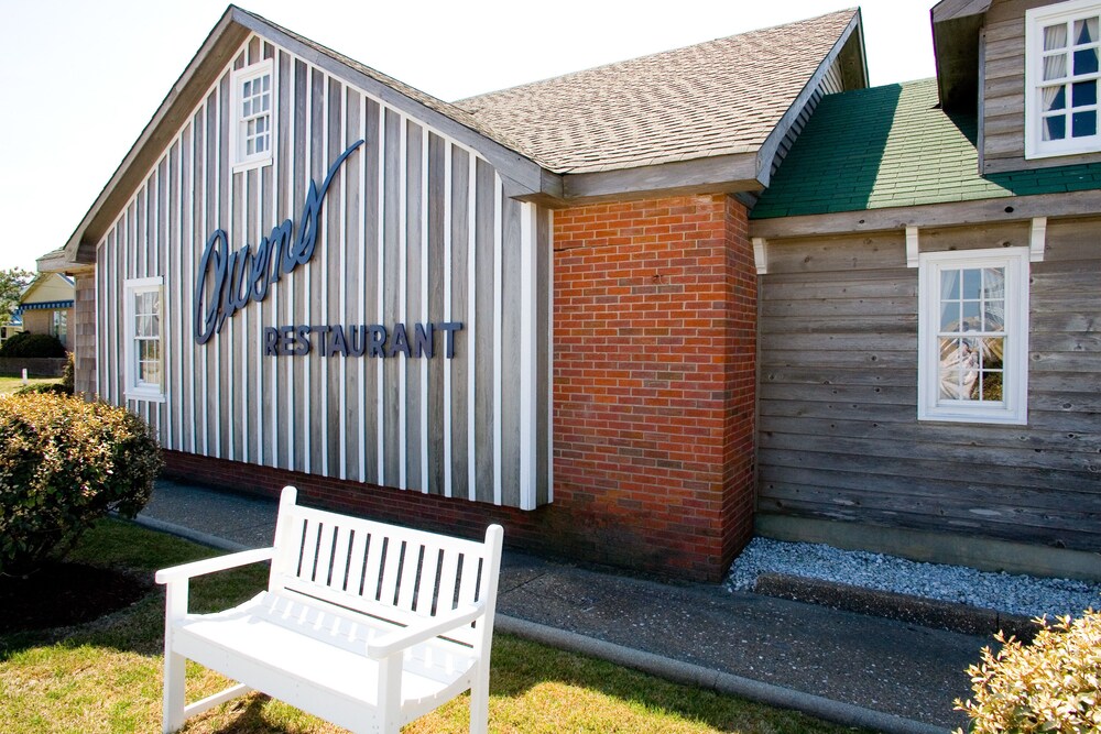 Family dining, Owens' Motel