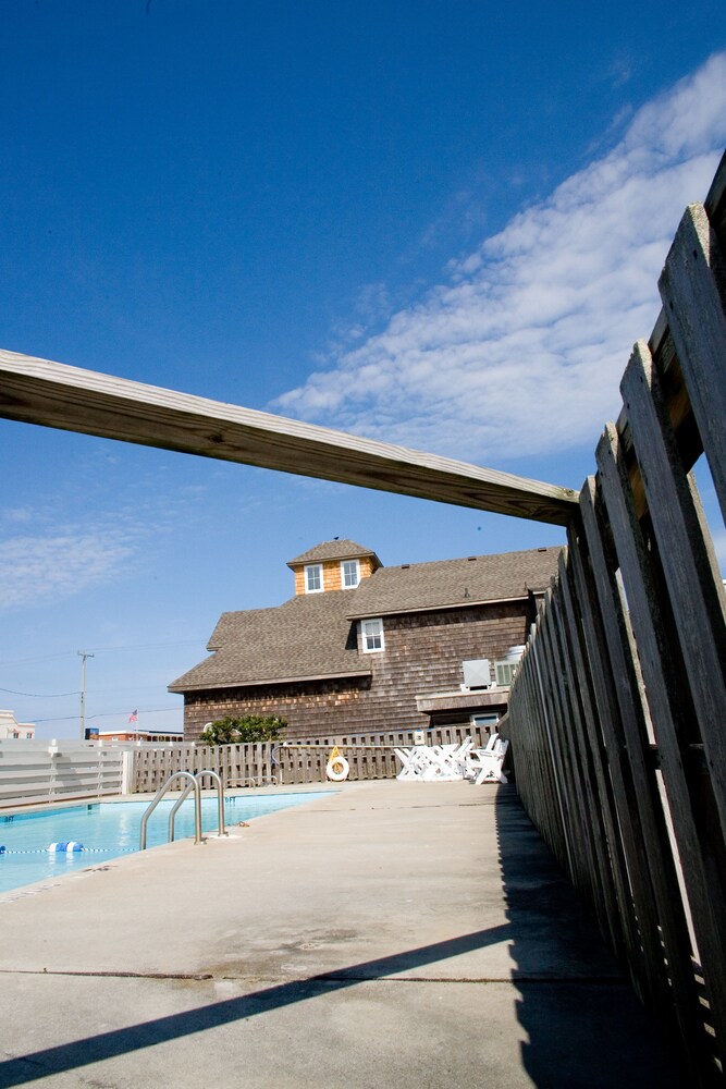 Outdoor pool, Owens' Motel