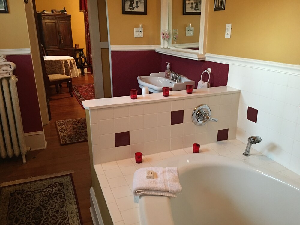 Deep Soaking Bathtub