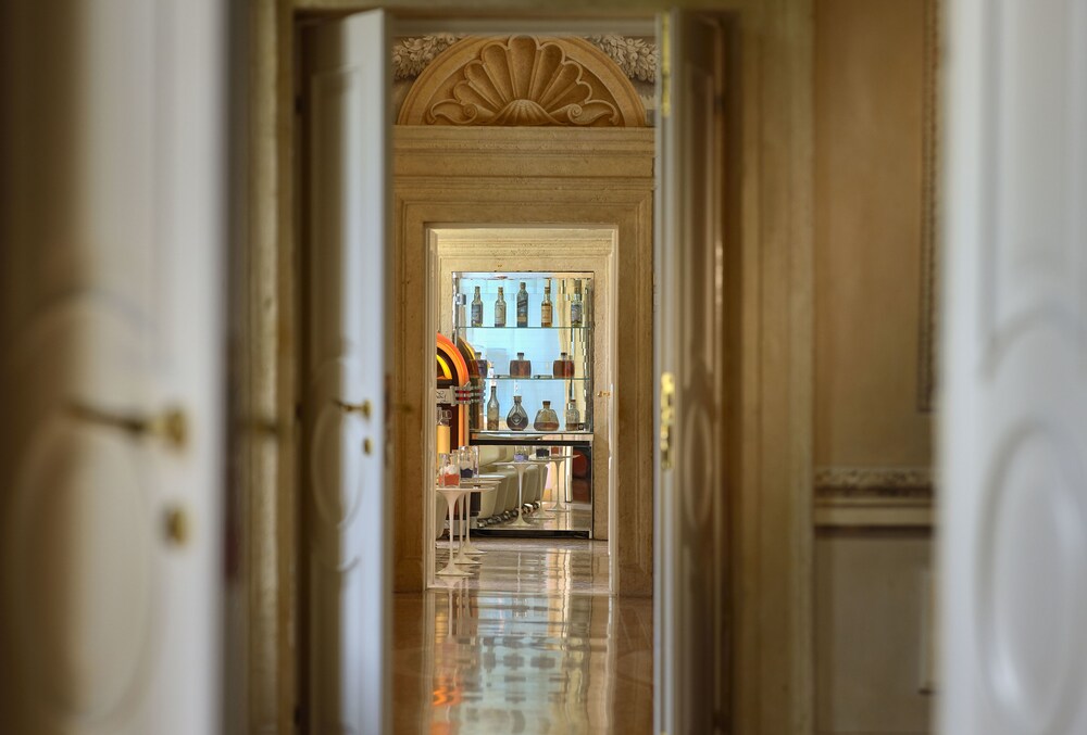 Hotel Bar