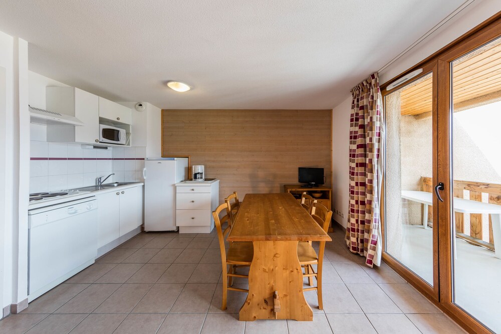 Apartment, 2 Bedrooms - Living Room