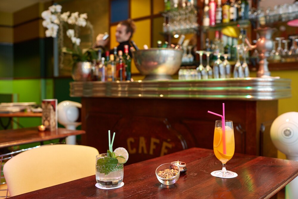 Hotel Bar