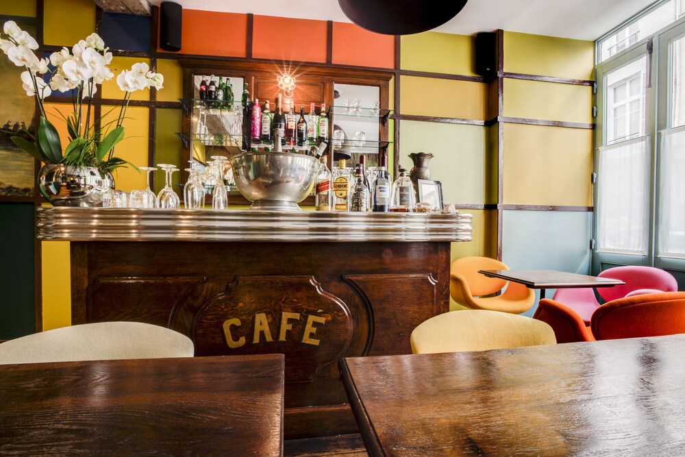 Hotel Bar