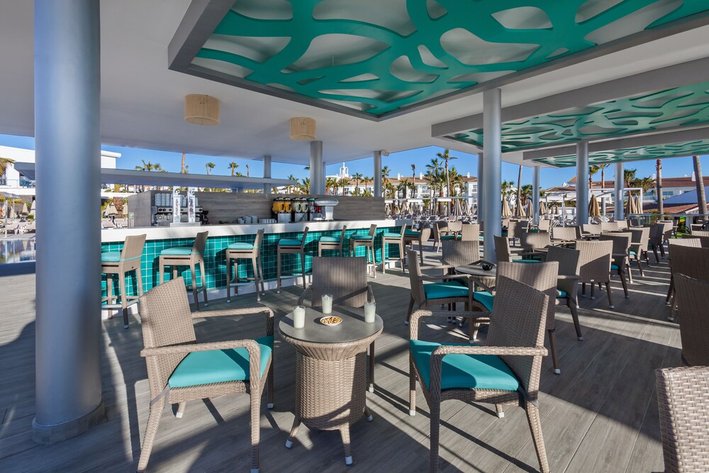 Bar en bord de piscine