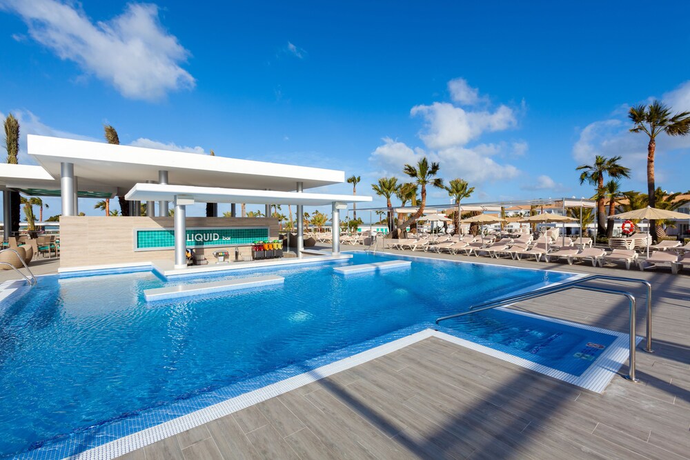 Bar en bord de piscine