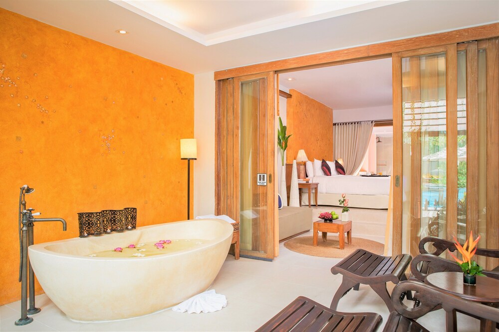 Deep Soaking Bathtub