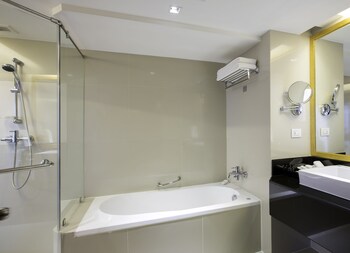 Deep Soaking Bathtub