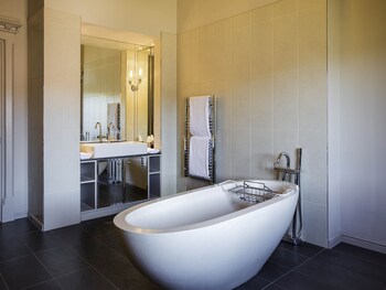 Deep Soaking Bathtub