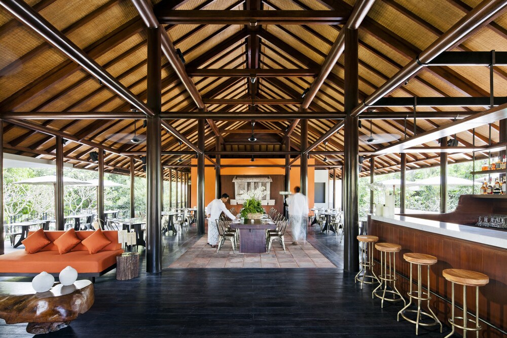 Hotel Lounge