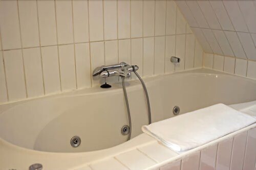 Deep Soaking Bathtub