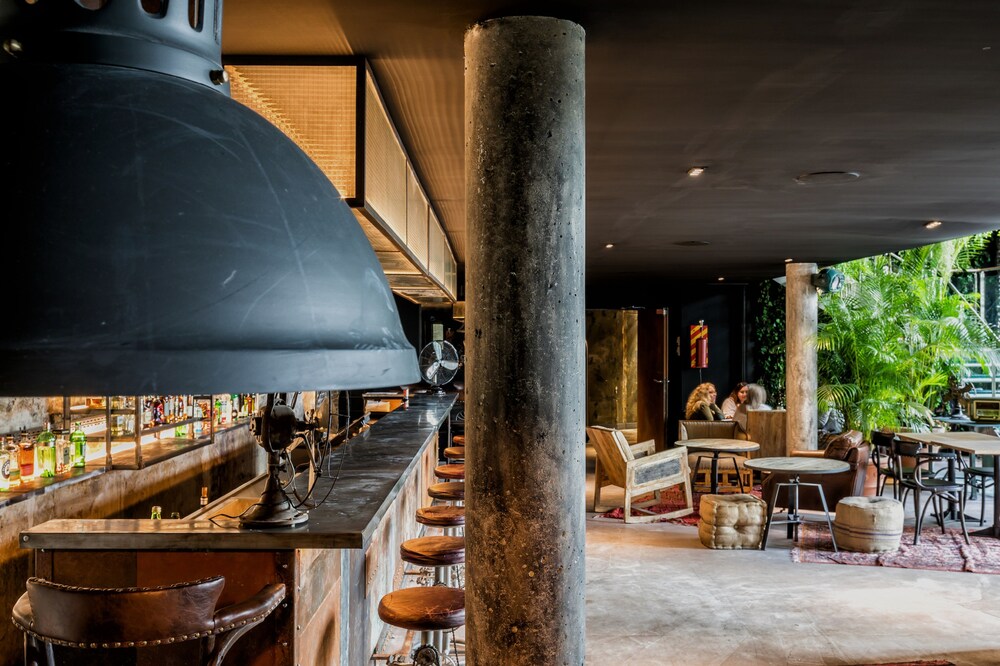 Hotel Bar