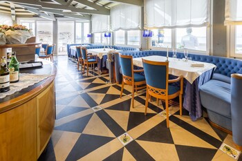 Food Court