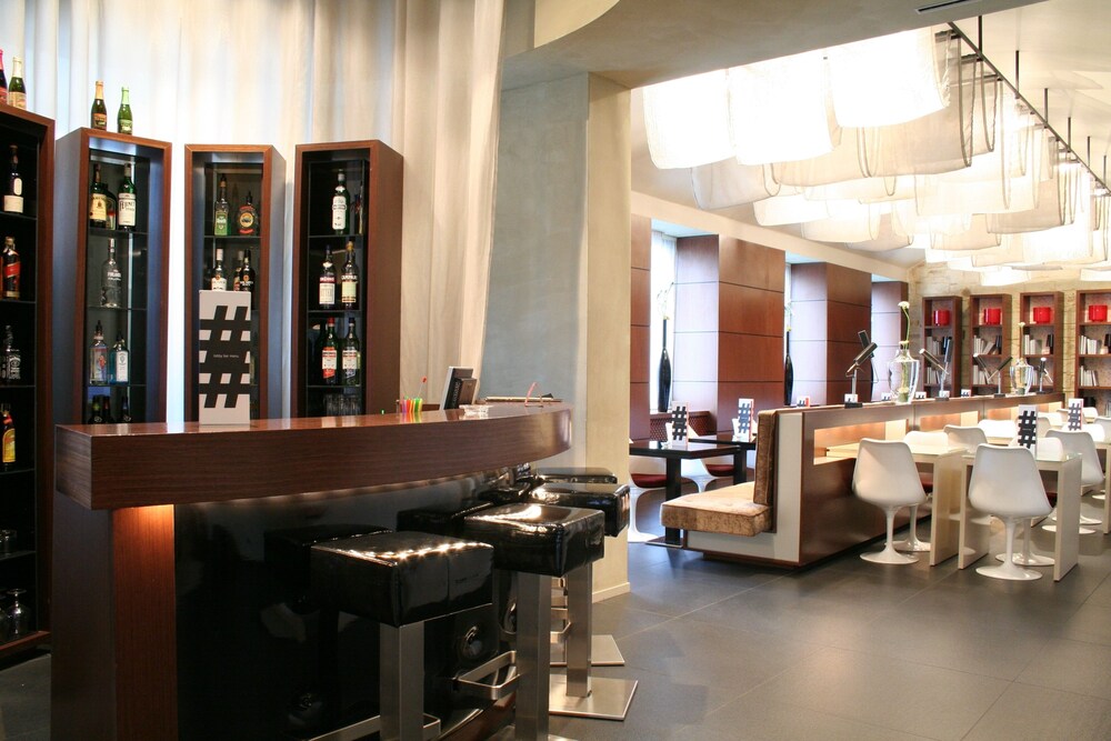 Hotel Bar