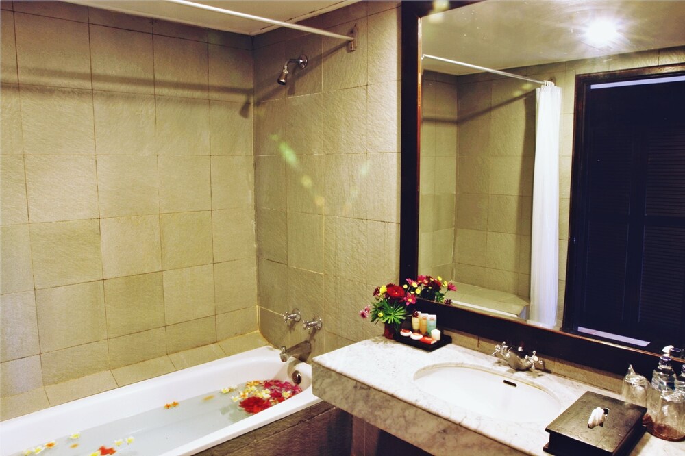 Deep Soaking Bathtub