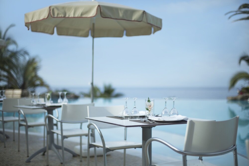 Poolside Bar
