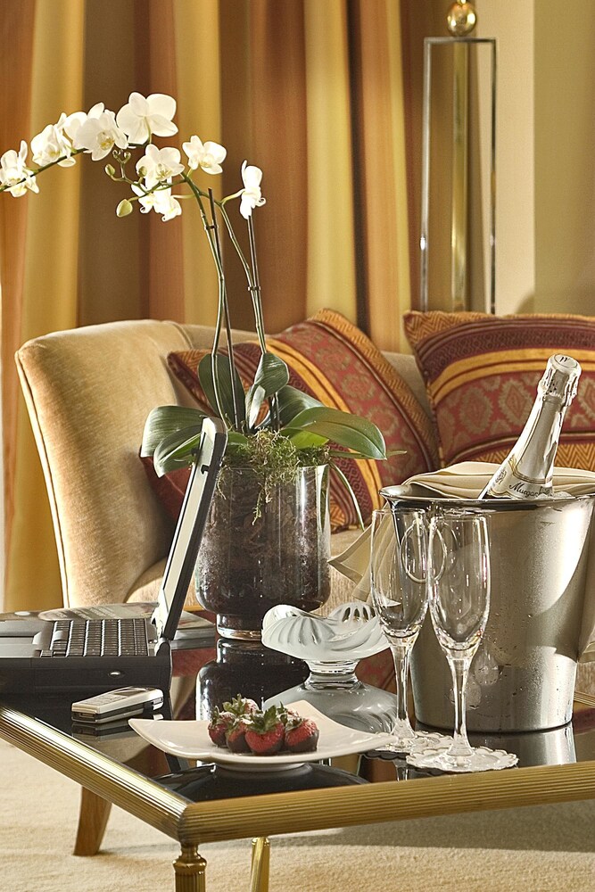 Room Service - Dining