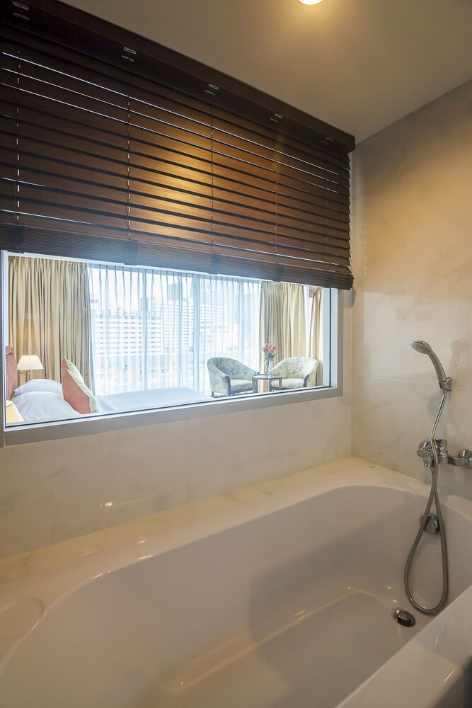 Deep Soaking Bathtub