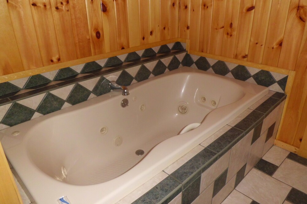 Lakefront Cottage - Jetted Tub