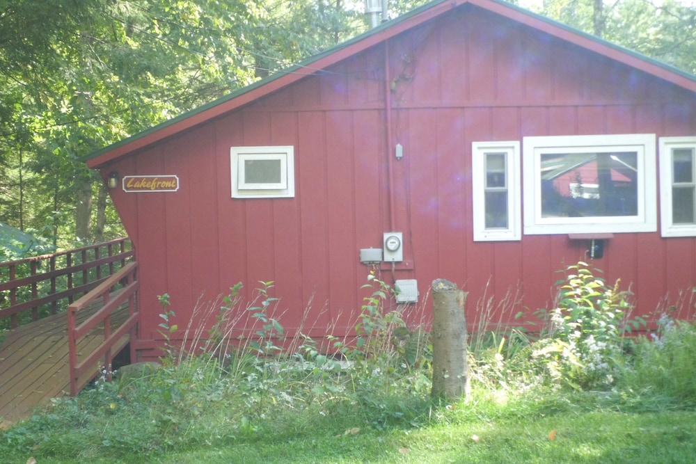Lakefront Cottage - Guestroom