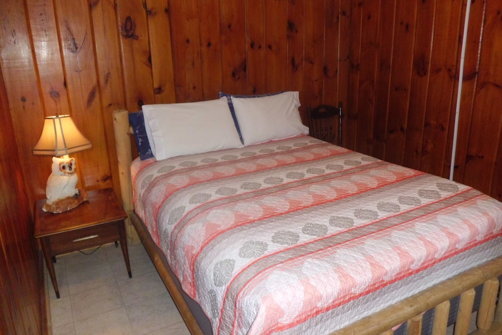Overlook - Guestroom