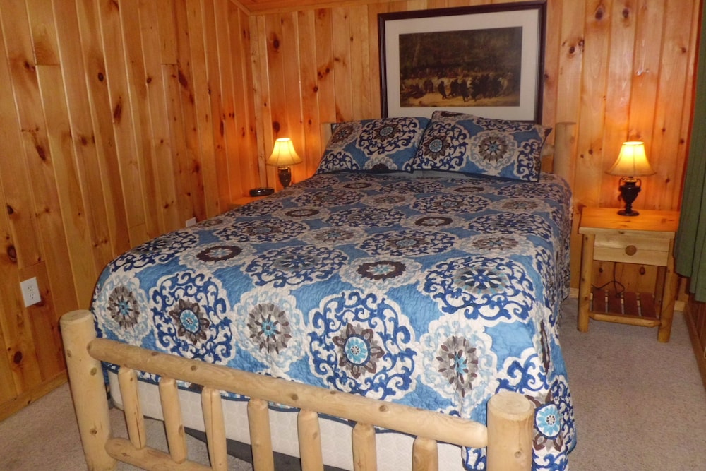 Lakefront Cottage - Guestroom