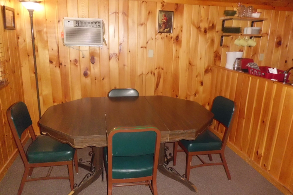 Cove 2 - In-Room Dining