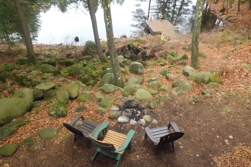Lakefront Cottage - Guestroom