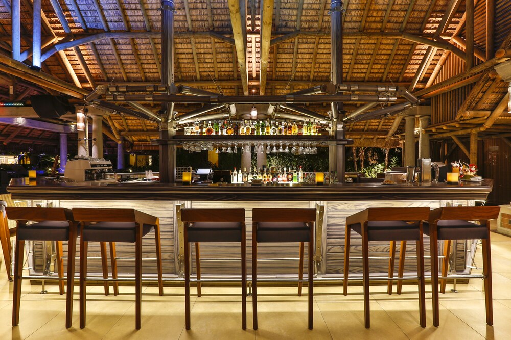Bar en bord de piscine