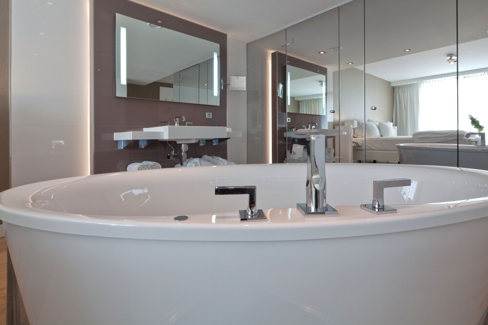 Deep Soaking Bathtub