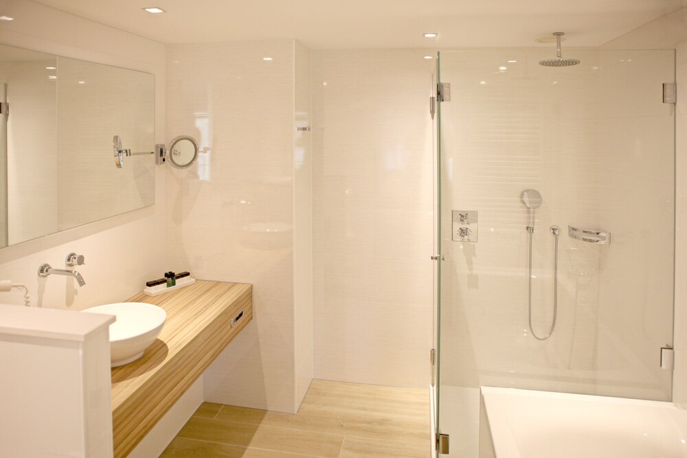 Deep Soaking Bathtub