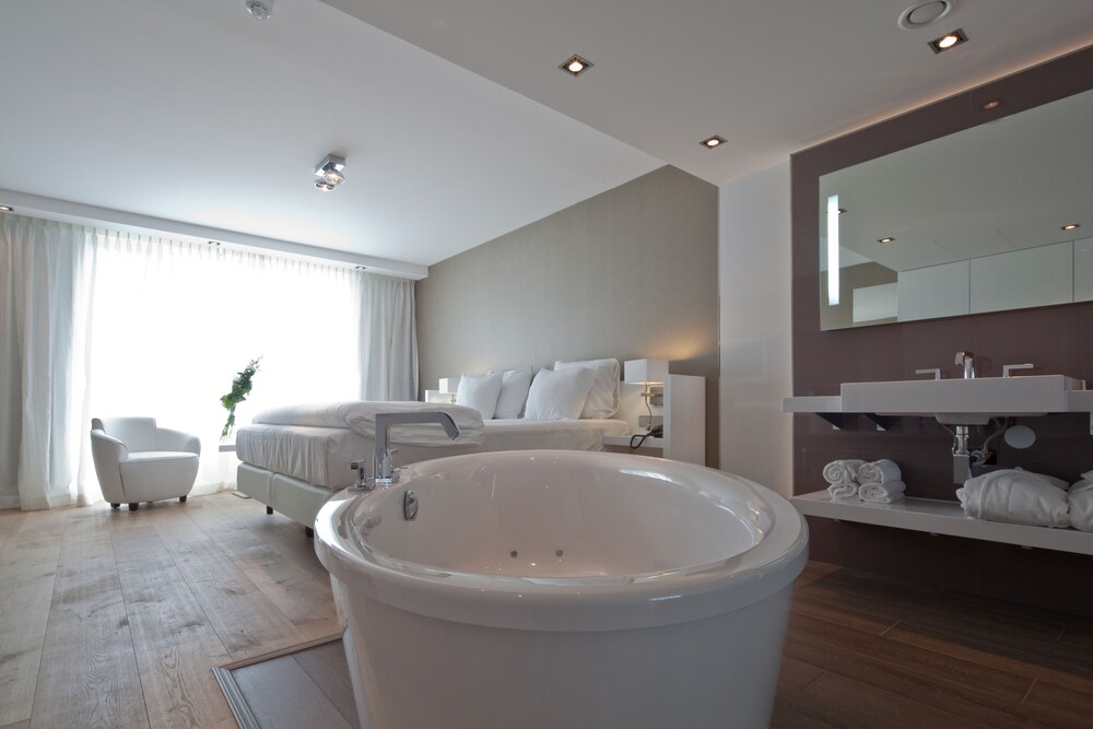 Deep Soaking Bathtub