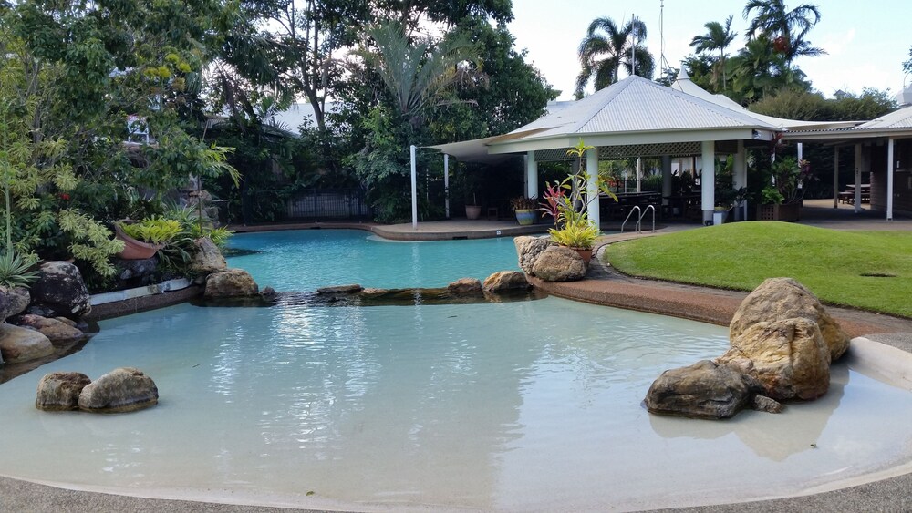 Classic Studio, 1 Queen Bed, Pool View - Outdoor Pool