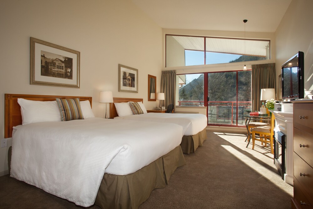 Deluxe Room, 2 Queen Beds, Mountain View - Guestroom